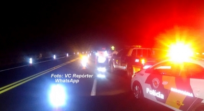 Rapaz morre atropelado ao se jogar na frente de carreta