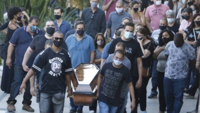 Corpo de fotógrafo morto após reclamar de som alto com traficantes é enterrado