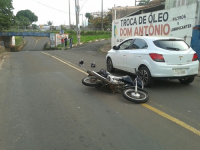 Sob efeito de droga, jovem motoqueiro atropela mulher