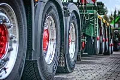 Bando armado faz motorista refém e rouba veículo