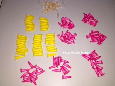 Rapaz é flagrado pela PM vendendo drogas e acaba preso