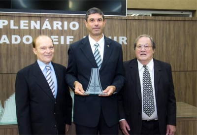 Comandante da Fumaça recebe Prêmio Ozires Silva 