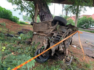 Carro fica destruído após cair em barranco e bater em árvores