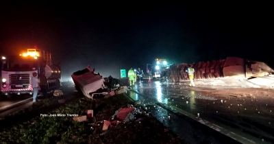 Caminhão com carga de ovos tomba na SP-294 e fere motorista