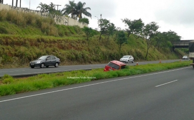 Mais um carro cai em vala na rodovia SP-294