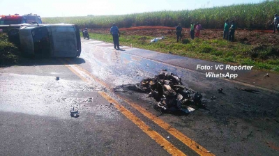 Motociclista morre ao bater na traseira de utilitário. Motocicleta pegou fogo