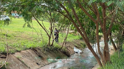 Mulher é encontrada morta em córrego com sinais de violência