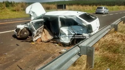 Carreta atinge em cheio carro: 4 pessoas feridas