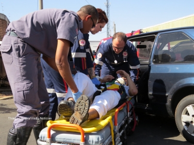Acidente na rua 24 de Dezembro fere 3 pessoas.