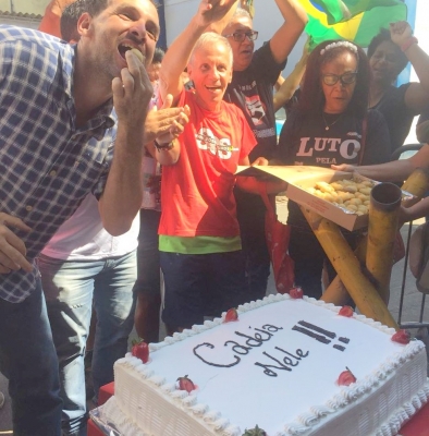 Prisão de Cabral completa um ano. Manifestantes fazem festa na porta de presídio