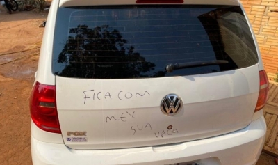 Não aceitando o fim da relação, mulher escreve xingamentos e rasga pneus do carro da atual do ex 