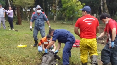 Idoso de 65 anos é resgatado após passar noite dentro de fossa