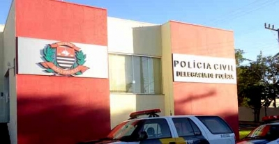 Rapaz morre após bater carro contra árvore 