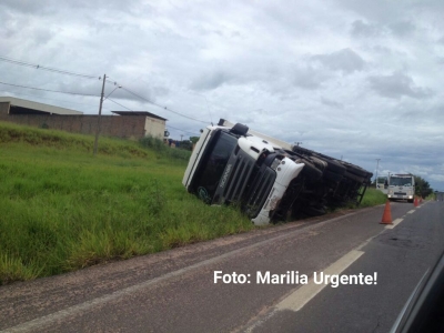 Carreta tomba na SP-294 em Lácio