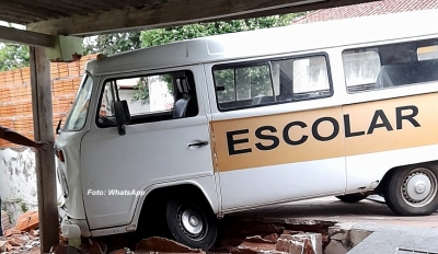 Susto: perua escolar perde o controle e invade casa em Garça