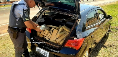 Carro é apreendido em Marília com mais de 400 quilos de maconha 