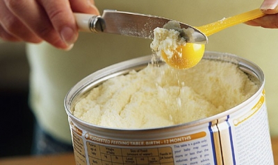 ABSURDO! Mulher pegava latas de leite em pó de graça e vendia na internet 