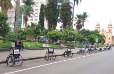 Cadeiras de rodas tomam vagas de carros em protesto por respeito ao deficiente físico 