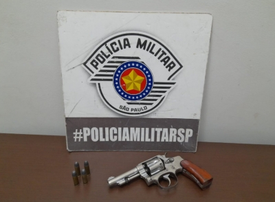 Homem é preso pela PM por posse ilegal de arma de fogo