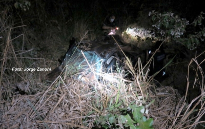 Mulher morre em capotamento na SP-294, região