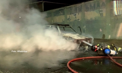 Carro é destruído por incêndio em Marília