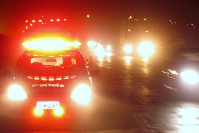 Dupla rouba praça de pedágio em rodovia