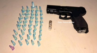 Criminosos com arma de brinquedo e drogas são presos pela Polícia Militar