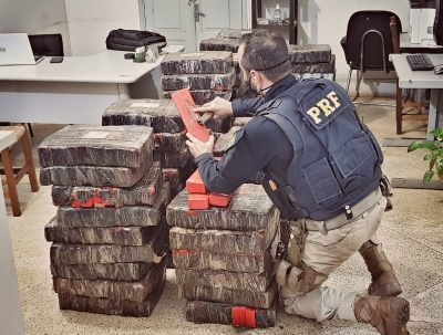 PRF apreende 1 tonelada de maconha em caminhão que transportava verdura na BR 153