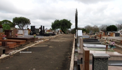 Homem descarrega fúria em túmulo de cemitério em Marília
