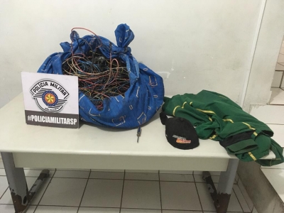 Homem é preso tentando levar fios de residência no centro