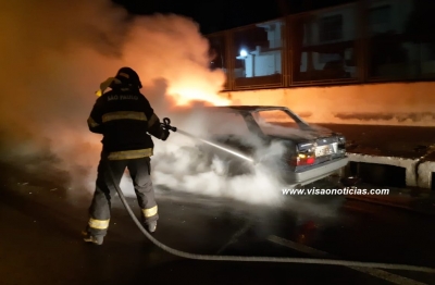 Carro é destruído após incêndio criminoso. Polícia investiga
