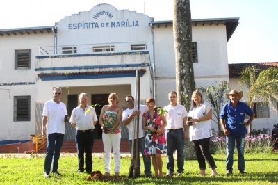 Rotary Club Marília Coroados comemora Dia da Árvore com plantio de mudas no HEM