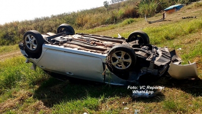 Motorista capota carro na rodovia após atropelar cachorro