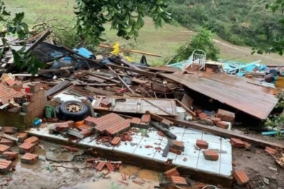 Com ventos de mais de 120 km/h, ciclone afeta RS e SC, deixa um morto e milhares de desabrigados