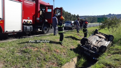 Carro capota na rodovia do Contorno em Marília