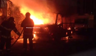 Vândalos ateiam fogo em microônibus no estádio do MAC