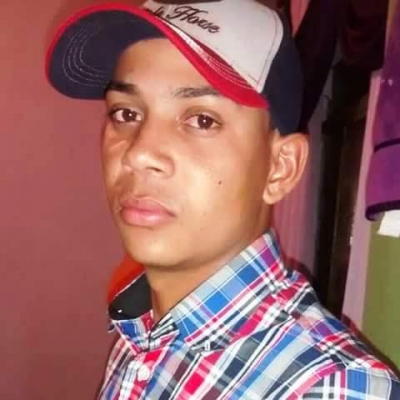 Jovem morre após se chocar com moto em árvore