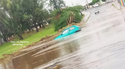  Temporal deixa carro 