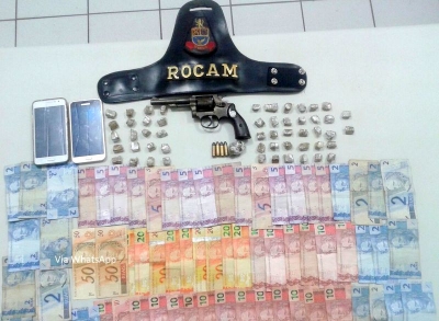 ROCAM apreende drogas e arma 