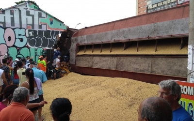 Trem carregado descarrila no centro de Rio Preto