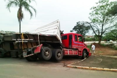 Carreta tomba no viaduto da Coopemar