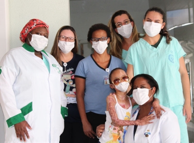 Paciente de 6 anos recebe alta da UTQ da Santa Casa de Marília após 9 meses internada