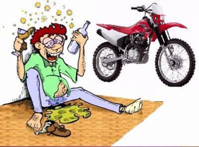 Frentista bate moto contra viatura da PM e acaba preso por embriaguez