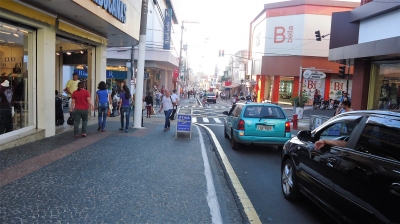 Dia dos pais: Comércio de Marília abre até as 16 horas pela fase amarela paulista