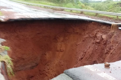 Equipes fazem buscas a motorista de caminhão "engolido" por cratera em rodovia