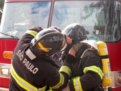 Fogo em colchão ameaça residência na zona sul