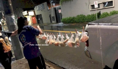 Voluntários penduram lanches em varal para ajudar moradores de rua