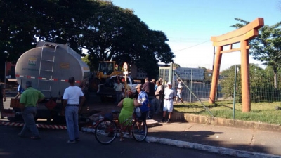 Na região, caminhão tanque sobe em calçada e cai em bueiro