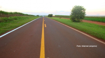 Motorista sobrevive ficando a um palmo de água
