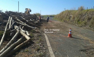 Acidente com carreta interdita rodovia por 9 horas